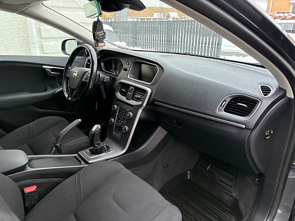Volvo V40 21 of 25