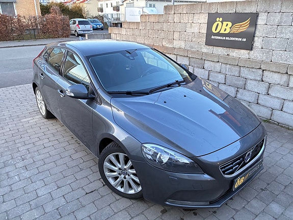 Volvo V40 2 of 25