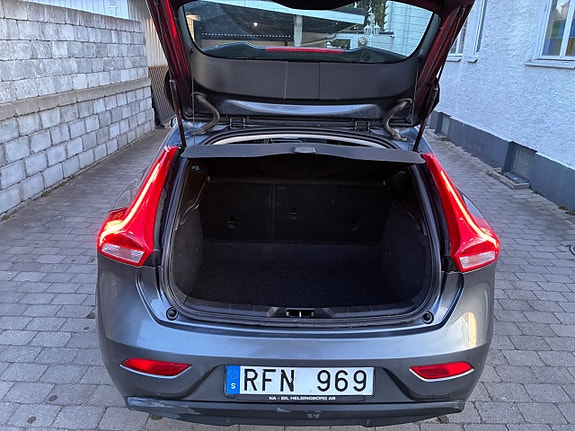 Volvo V40 12 of 25