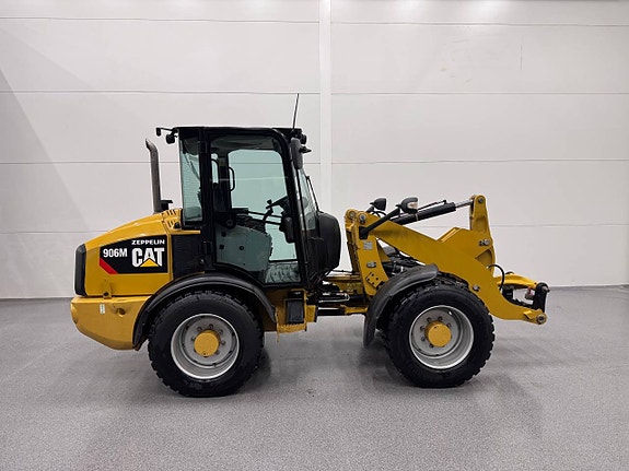 Cat 906M  Med nya snödäck