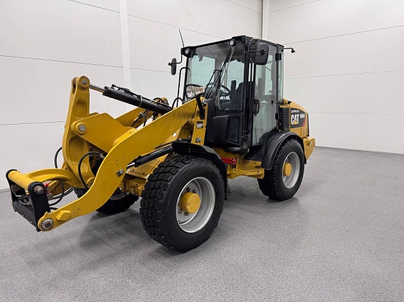 Cat 906M  Med nya snödäck 4 of 8
