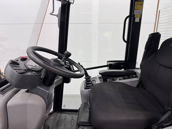 Cat 906M  Med nya snödäck 8 of 8