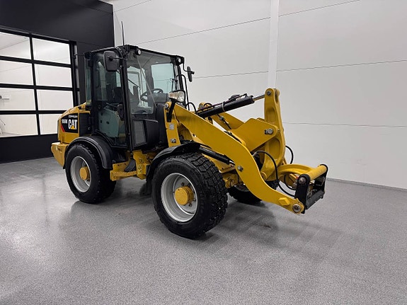 Cat 906M  Med nya snödäck 2 of 8
