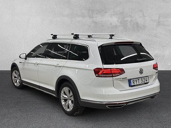 Volkswagen Passat Alltrack 3 of 5