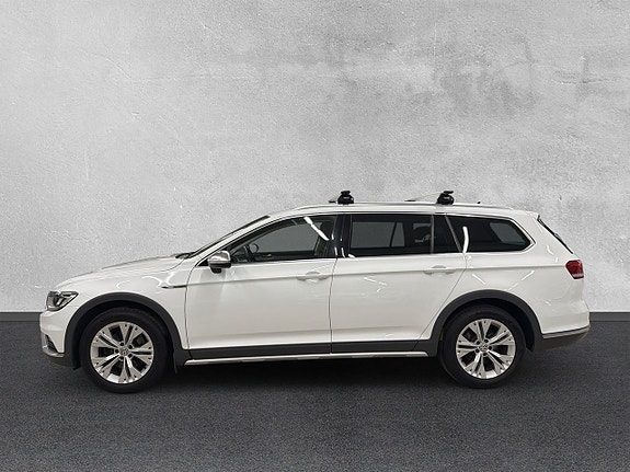 Volkswagen Passat Alltrack 2 of 5