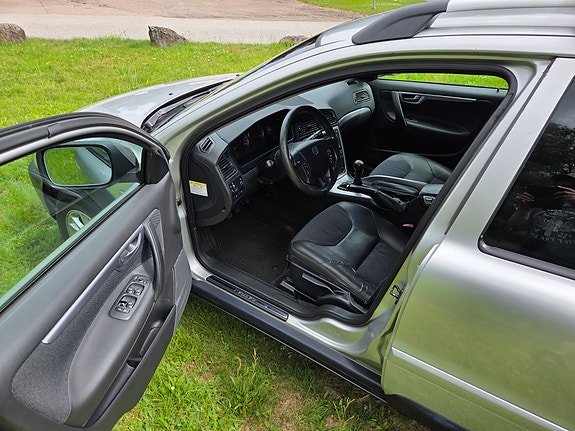 Volvo XC70 2 of 22