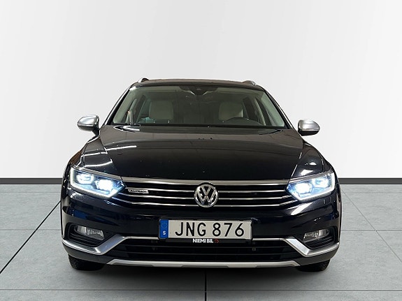Volkswagen Passat Alltrack 2 of 5