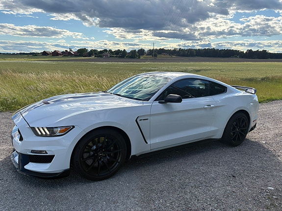 Ford Mustang 2 of 5