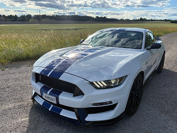 Ford Mustang 3 of 5