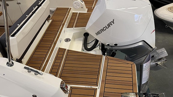 Uttern D70 med Mercury F 250 /2026/White Edition. 3 of 10