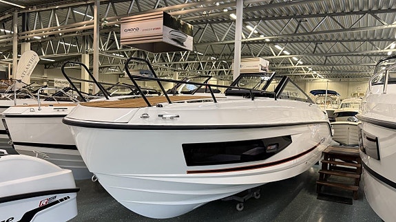 Uttern D70 med Mercury F 250 /2026/White Edition.