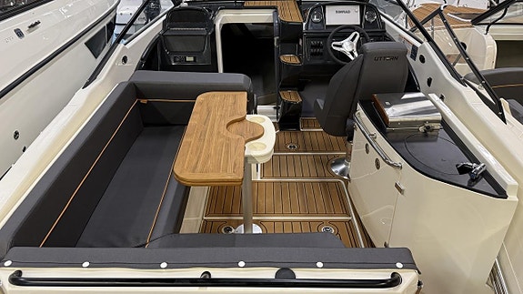 Uttern D70 med Mercury F 250 /2026/White Edition. 4 of 10