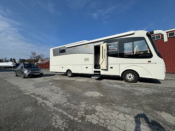 Carthago Liner med bilgarage 2 of 5