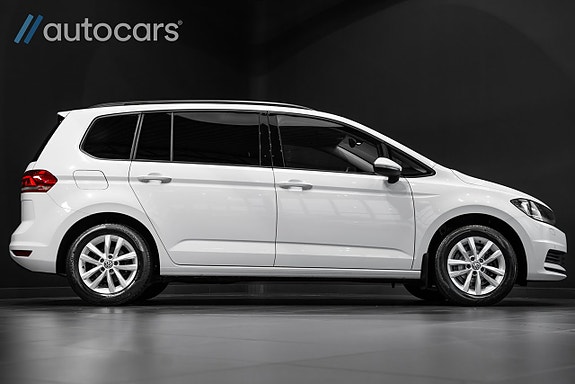 Volkswagen Touran 2 of 5
