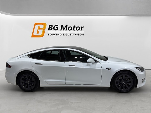 Tesla Model S 3 of 5