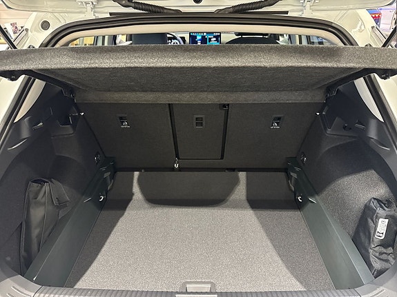Volkswagen T-Roc 16 of 23