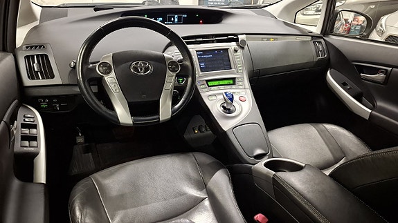 Toyota Prius Plug-in Hybrid 2 of 23