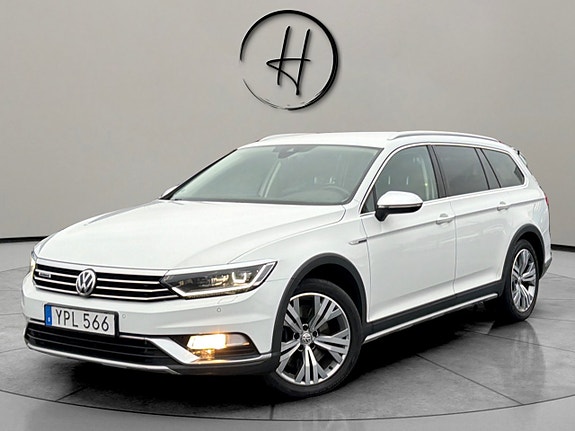 Volkswagen Passat Alltrack 2 of 5