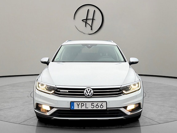 Volkswagen Passat Alltrack 3 of 5