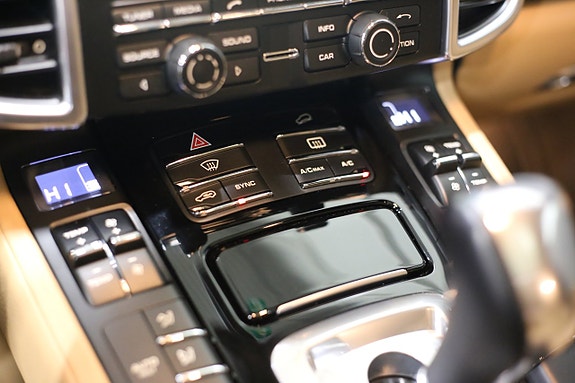 Porsche Cayenne 16 of 26