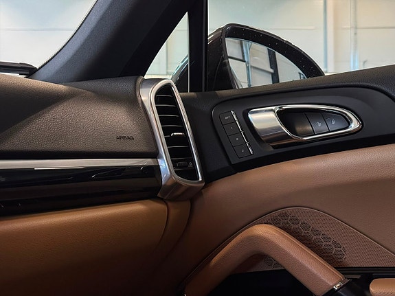 Porsche Cayenne 26 of 26
