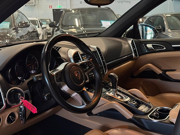 Porsche Cayenne 10 of 26