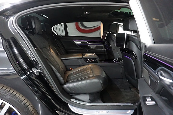 BMW 750Ld 9 of 27