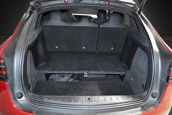 Tesla Model X 15 of 16