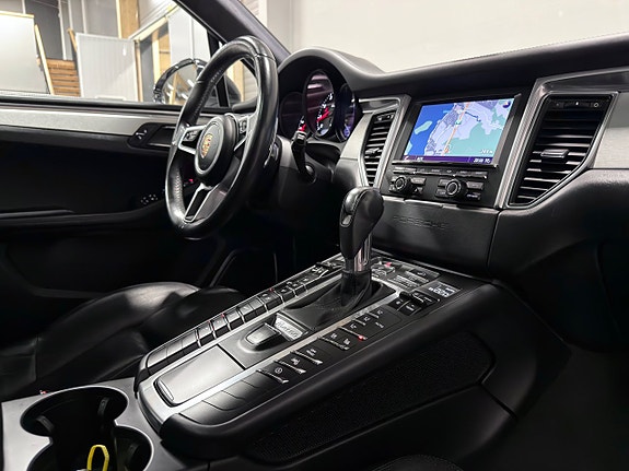 Porsche Macan Turbo 23 of 27