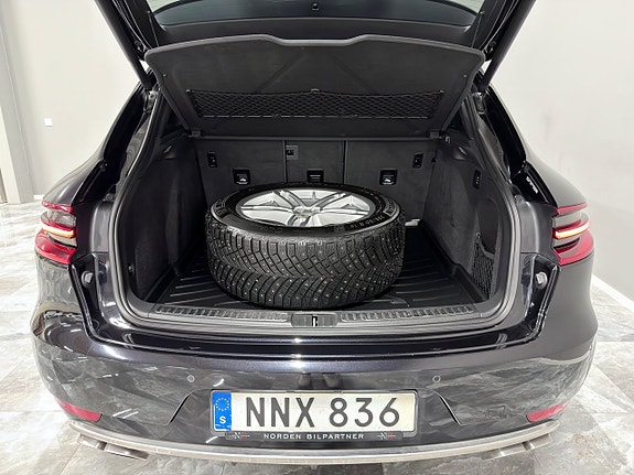 Porsche Macan Turbo 26 of 27