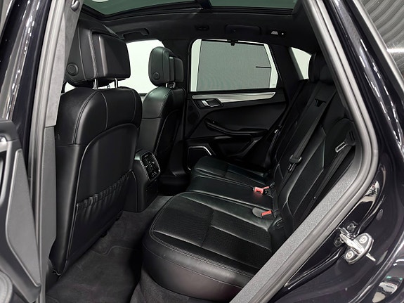 Porsche Macan Turbo 25 of 27