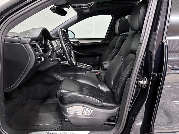Porsche Macan Turbo 13 of 27