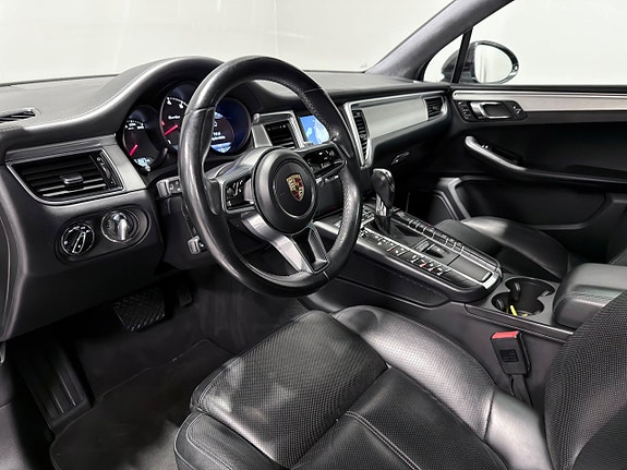 Porsche Macan Turbo 14 of 27