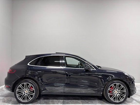 Porsche Macan Turbo 9 of 27