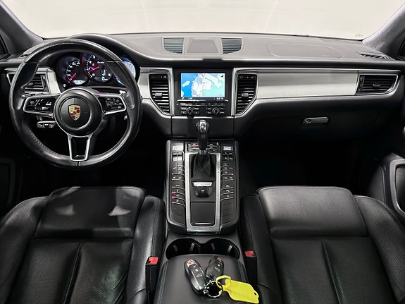 Porsche Macan Turbo 15 of 27