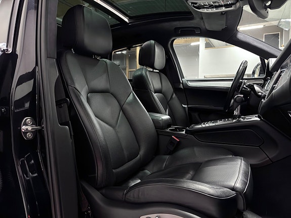 Porsche Macan Turbo 24 of 27