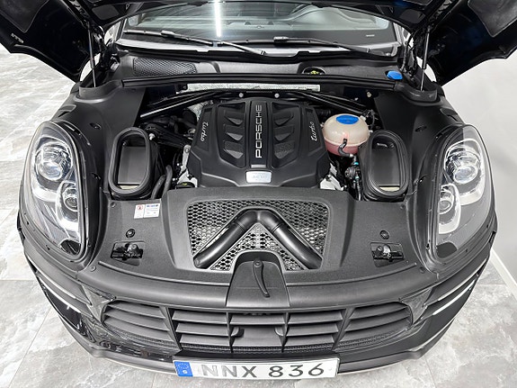 Porsche Macan Turbo 12 of 27