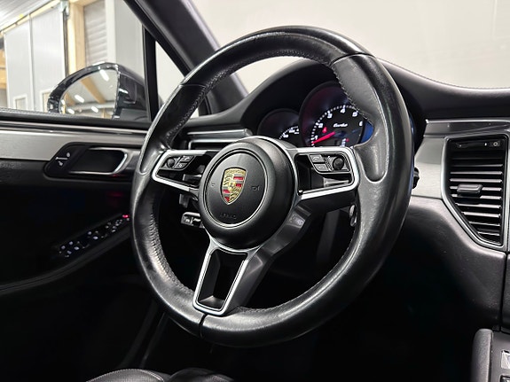 Porsche Macan Turbo 22 of 27