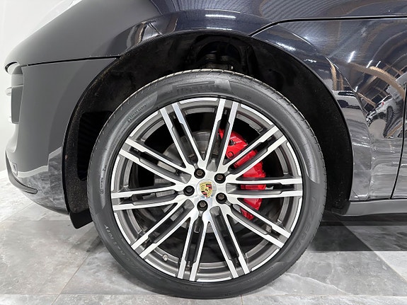 Porsche Macan Turbo 11 of 27