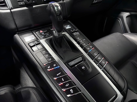 Porsche Macan Turbo 18 of 27