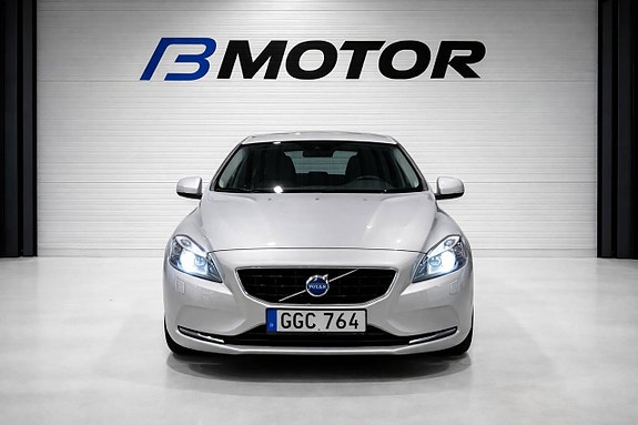 Volvo V40 2 of 12