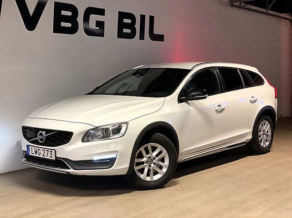 Volvo V60 Cross Country 2 of 5