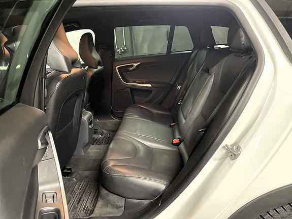 Volvo V60 Cross Country 11 of 14