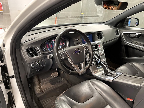 Volvo V60 Cross Country 10 of 14