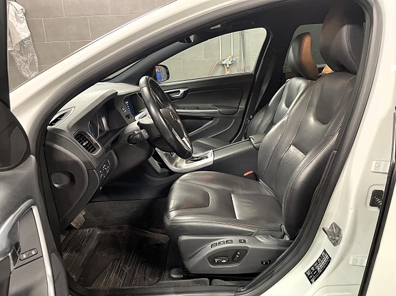Volvo V60 Cross Country 9 of 14