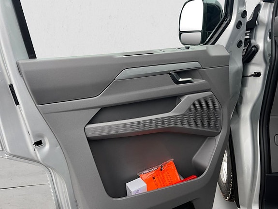 Volkswagen Caravelle 8 of 22