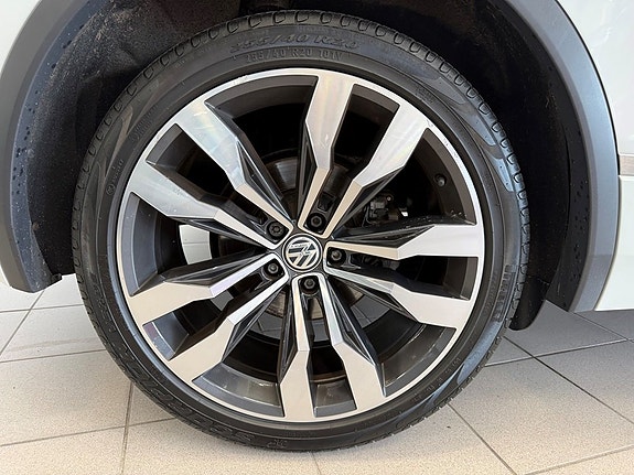 Volkswagen Tiguan 4 of 5
