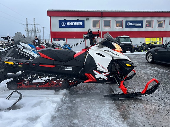 Ski-Doo Renegade 800 Backcountry 137"