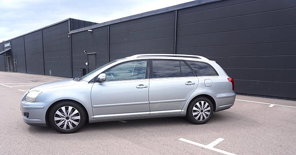 Toyota Avensis 2 of 5