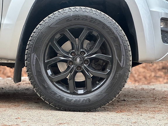 Volkswagen Amarok 12 of 12